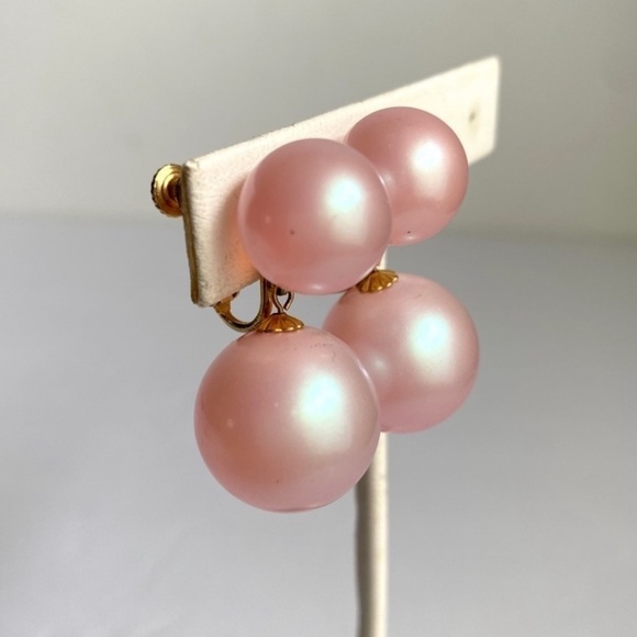 Vintage Pink Pearlescent Earrings Ball Sphere Orb Drop 60s Clip-On Faux Pearl - Picture 7 of 8